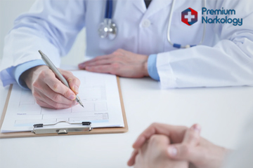 Врач с пациентом